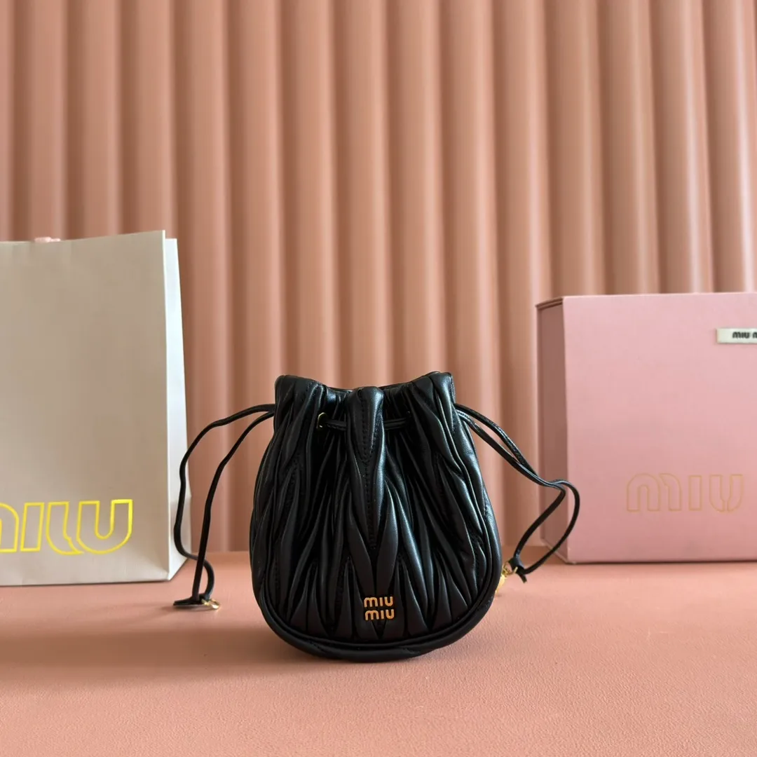 p1360💋💋💋【Original configuration counter full package】Matelassé Nappa lambskin mini drawstring handbag The Matelassé pattern, a symbol of Miu Miu style, has a new look in the design of this practical and functional clutch bag, with drawstring closure, exquisite finish and metal logo, Dimensions - 7.5cmx14cmx16cm Model - 5nd022​