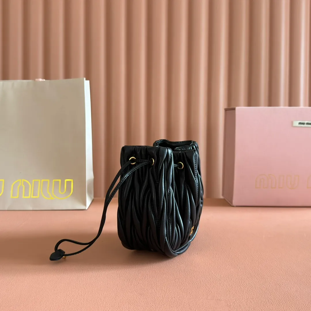 p1360💋💋💋【Original configuration counter full package】Matelassé Nappa lambskin mini drawstring handbag The Matelassé pattern, a symbol of Miu Miu style, has a new look in the design of this practical and functional clutch bag, with drawstring closure, exquisite finish and metal logo, Dimensions - 7.5cmx14cmx16cm Model - 5nd022​