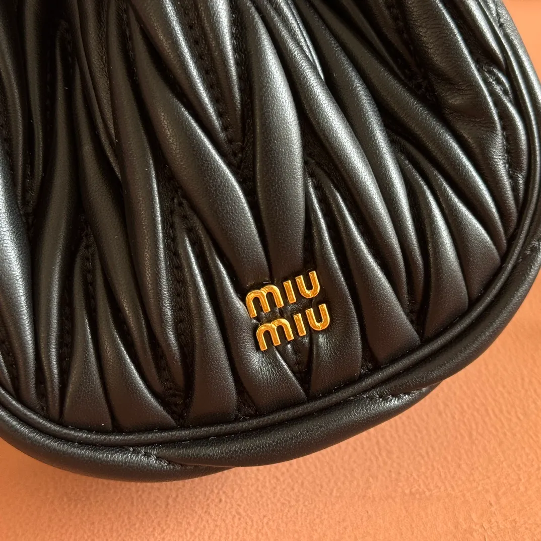 p1360💋💋💋【Original configuration counter full package】Matelassé Nappa lambskin mini drawstring handbag The Matelassé pattern, a symbol of Miu Miu style, has a new look in the design of this practical and functional clutch bag, with drawstring closure, exquisite finish and metal logo, Dimensions - 7.5cmx14cmx16cm Model - 5nd022​