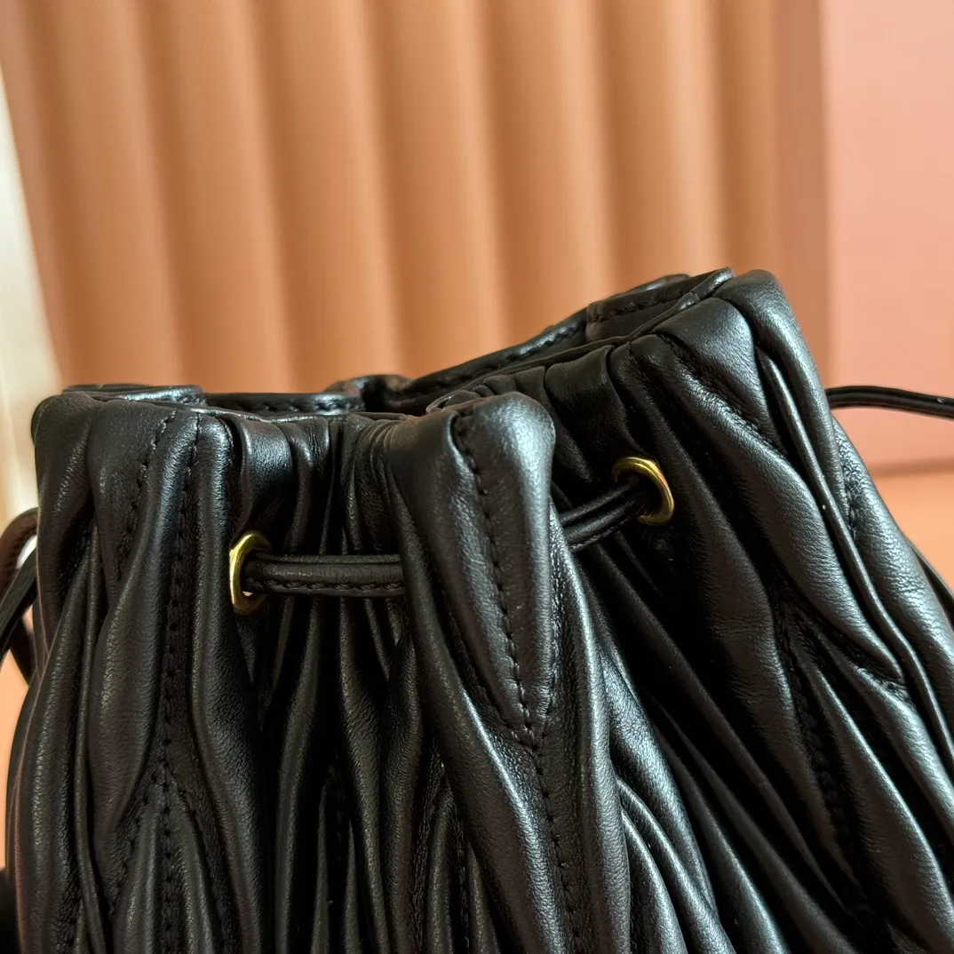 p1360💋💋💋【Original configuration counter full package】Matelassé Nappa lambskin mini drawstring handbag The Matelassé pattern, a symbol of Miu Miu style, has a new look in the design of this practical and functional clutch bag, with drawstring closure, exquisite finish and metal logo, Dimensions - 7.5cmx14cmx16cm Model - 5nd022​