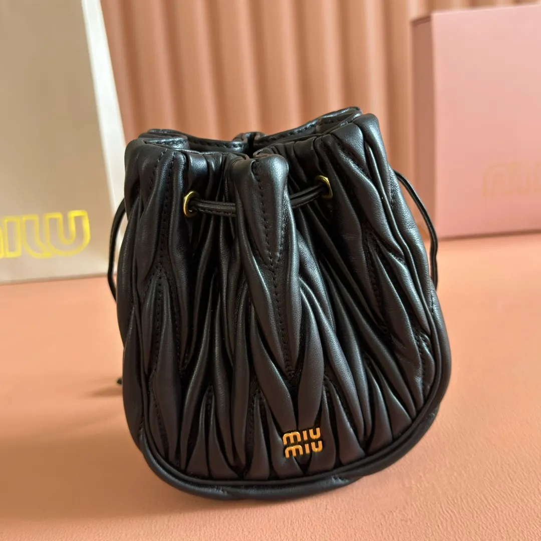 p1360💋💋💋【Original configuration counter full package】Matelassé Nappa lambskin mini drawstring handbag The Matelassé pattern, a symbol of Miu Miu style, has a new look in the design of this practical and functional clutch bag, with drawstring closure, exquisite finish and metal logo, Dimensions - 7.5cmx14cmx16cm Model - 5nd022​