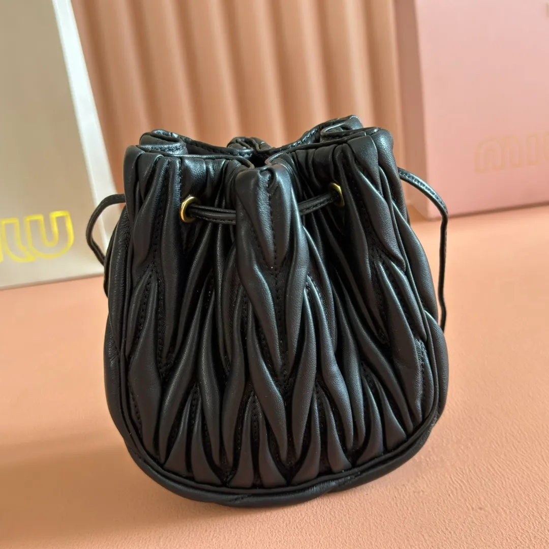 p1360💋💋💋【Original configuration counter full package】Matelassé Nappa lambskin mini drawstring handbag The Matelassé pattern, a symbol of Miu Miu style, has a new look in the design of this practical and functional clutch bag, with drawstring closure, exquisite finish and metal logo, Dimensions - 7.5cmx14cmx16cm Model - 5nd022​