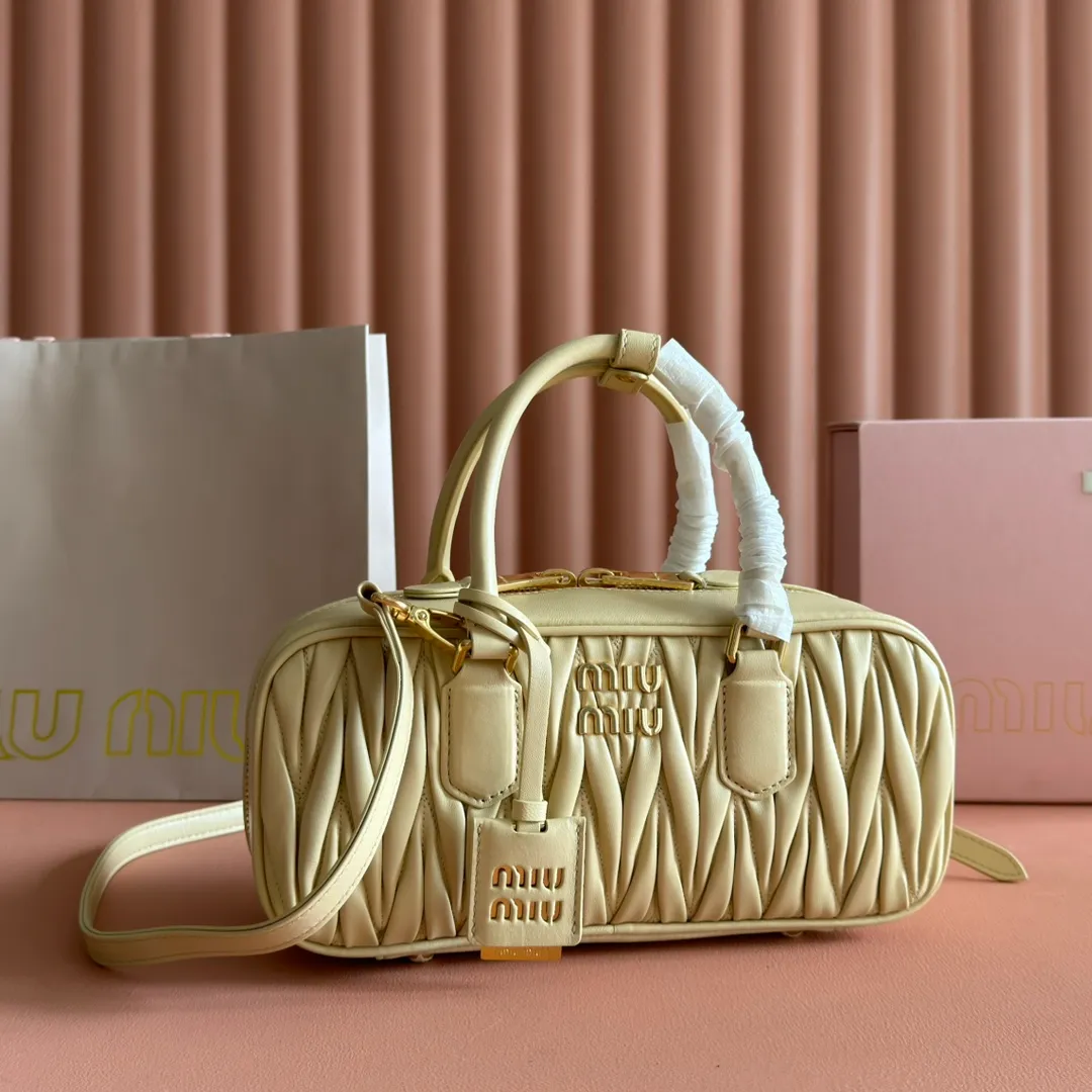 💋💋💋p1800【Premium Hardware Original Leather】Arcadie Cow Leather Medium (27cm) Bowling Tote/Crossbody Bag～Sheepskin Pleated Marigold This Arcadic handbag demonstrates the unique concept that fashion is a tool that translates the reflection of reality into material form. The letter logo that complements the finish of the metal hardware accessories is exquisitely crafted and demonstrates a highly recognizable classic style. Dynamic and elegant lines with adjustable and detachable shoulder straps present a practical and versatile design with modern charm. ～Detachable and adjustable shoulder strap ～Zipper closure ～Painted metal letter logo on the front ～Lined with zippered pocket ～Comes with foot studs Size: W27×H12×D9cm No.: 5BB148