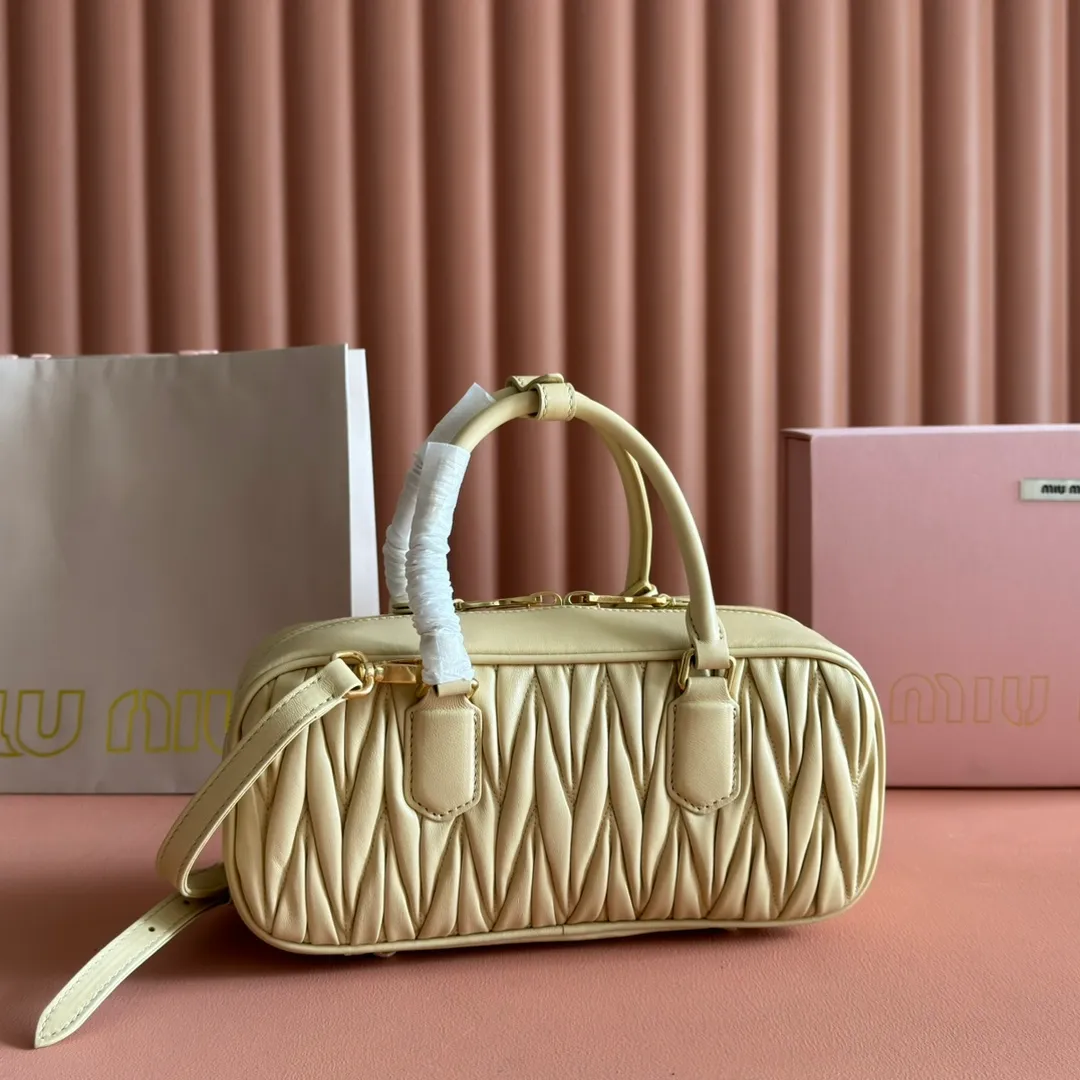 💋💋💋p1800【Premium Hardware Original Leather】Arcadie Cow Leather Medium (27cm) Bowling Tote/Crossbody Bag～Sheepskin Pleated Marigold This Arcadic handbag demonstrates the unique concept that fashion is a tool that translates the reflection of reality into material form. The letter logo that complements the finish of the metal hardware accessories is exquisitely crafted and demonstrates a highly recognizable classic style. Dynamic and elegant lines with adjustable and detachable shoulder straps present a practical and versatile design with modern charm. ～Detachable and adjustable shoulder strap ～Zipper closure ～Painted metal letter logo on the front ～Lined with zippered pocket ～Comes with foot studs Size: W27×H12×D9cm No.: 5BB148