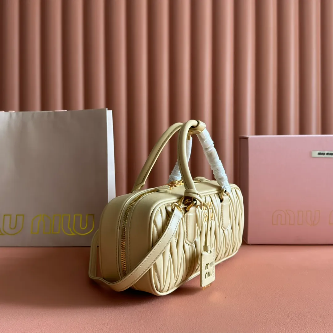 💋💋💋p1800【Premium Hardware Original Leather】Arcadie Cow Leather Medium (27cm) Bowling Tote/Crossbody Bag～Sheepskin Pleated Marigold This Arcadic handbag demonstrates the unique concept that fashion is a tool that translates the reflection of reality into material form. The letter logo that complements the finish of the metal hardware accessories is exquisitely crafted and demonstrates a highly recognizable classic style. Dynamic and elegant lines with adjustable and detachable shoulder straps present a practical and versatile design with modern charm. ～Detachable and adjustable shoulder strap ～Zipper closure ～Painted metal letter logo on the front ～Lined with zippered pocket ～Comes with foot studs Size: W27×H12×D9cm No.: 5BB148