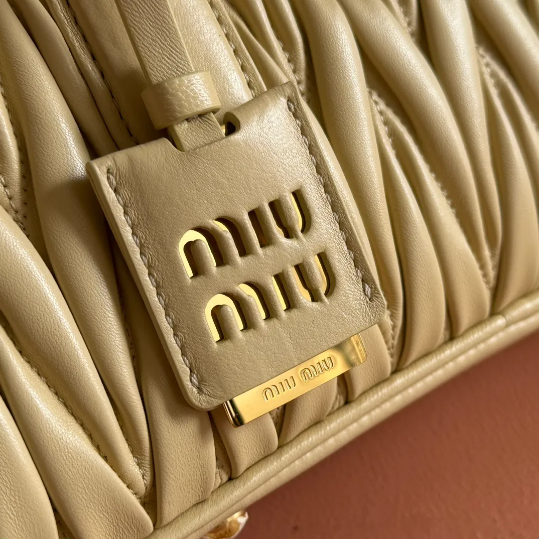 💋💋💋p1800【Premium Hardware Original Leather】Arcadie Cow Leather Medium (27cm) Bowling Tote/Crossbody Bag～Sheepskin Pleated Marigold This Arcadic handbag demonstrates the unique concept that fashion is a tool that translates the reflection of reality into material form. The letter logo that complements the finish of the metal hardware accessories is exquisitely crafted and demonstrates a highly recognizable classic style. Dynamic and elegant lines with adjustable and detachable shoulder straps present a practical and versatile design with modern charm. ～Detachable and adjustable shoulder strap ～Zipper closure ～Painted metal letter logo on the front ～Lined with zippered pocket ～Comes with foot studs Size: W27×H12×D9cm No.: 5BB148