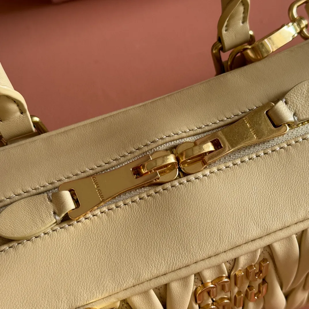 💋💋💋p1800【Premium Hardware Original Leather】Arcadie Cow Leather Medium (27cm) Bowling Tote/Crossbody Bag～Sheepskin Pleated Marigold This Arcadic handbag demonstrates the unique concept that fashion is a tool that translates the reflection of reality into material form. The letter logo that complements the finish of the metal hardware accessories is exquisitely crafted and demonstrates a highly recognizable classic style. Dynamic and elegant lines with adjustable and detachable shoulder straps present a practical and versatile design with modern charm. ～Detachable and adjustable shoulder strap ～Zipper closure ～Painted metal letter logo on the front ～Lined with zippered pocket ～Comes with foot studs Size: W27×H12×D9cm No.: 5BB148