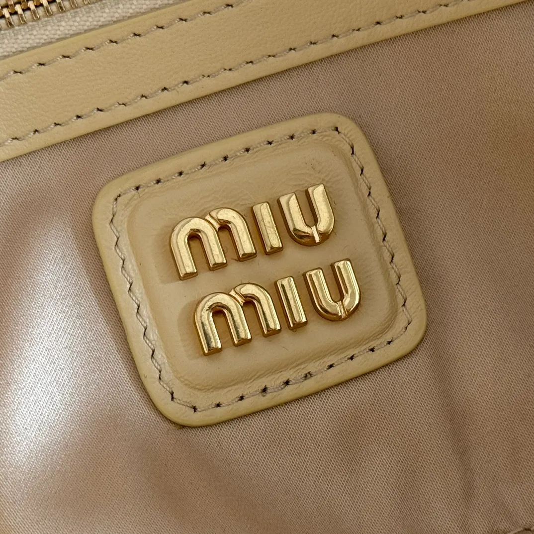 💋💋💋p1800【Premium Hardware Original Leather】Arcadie Cow Leather Medium (27cm) Bowling Tote/Crossbody Bag～Sheepskin Pleated Marigold This Arcadic handbag demonstrates the unique concept that fashion is a tool that translates the reflection of reality into material form. The letter logo that complements the finish of the metal hardware accessories is exquisitely crafted and demonstrates a highly recognizable classic style. Dynamic and elegant lines with adjustable and detachable shoulder straps present a practical and versatile design with modern charm. ～Detachable and adjustable shoulder strap ～Zipper closure ～Painted metal letter logo on the front ～Lined with zippered pocket ～Comes with foot studs Size: W27×H12×D9cm No.: 5BB148