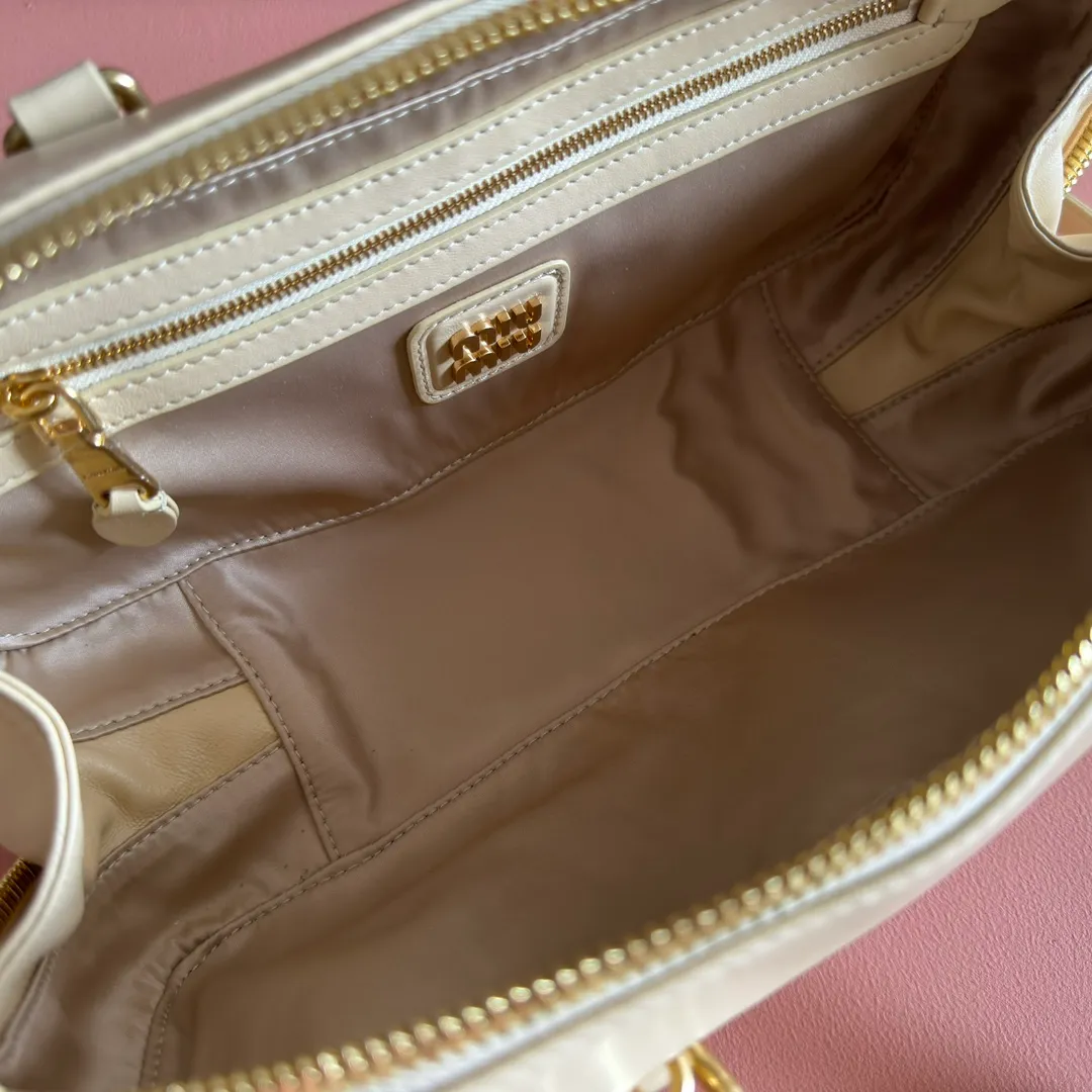 💋💋💋p1800【Premium Hardware Original Leather】Arcadie Cow Leather Medium (27cm) Bowling Tote/Crossbody Bag～Sheepskin Pleated Marigold This Arcadic handbag demonstrates the unique concept that fashion is a tool that translates the reflection of reality into material form. The letter logo that complements the finish of the metal hardware accessories is exquisitely crafted and demonstrates a highly recognizable classic style. Dynamic and elegant lines with adjustable and detachable shoulder straps present a practical and versatile design with modern charm. ～Detachable and adjustable shoulder strap ～Zipper closure ～Painted metal letter logo on the front ～Lined with zippered pocket ～Comes with foot studs Size: W27×H12×D9cm No.: 5BB148