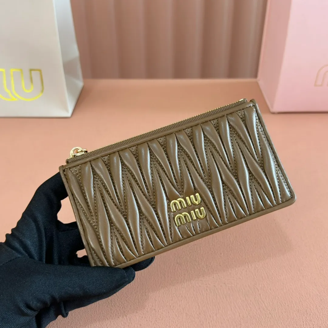 p520. 💋💋💋【Full set of packaging at the counter】🔥 MM💗pocket wallet💗The latest version of the card holder, model: 5MB006 caramel color🔥🆕🆕💃💃top imported lambskin material🐮👋Matelasse pattern, zipper closure, miu logo hot stamping inside 💞Six card slots on the back, 💅💅 size: 8X15.