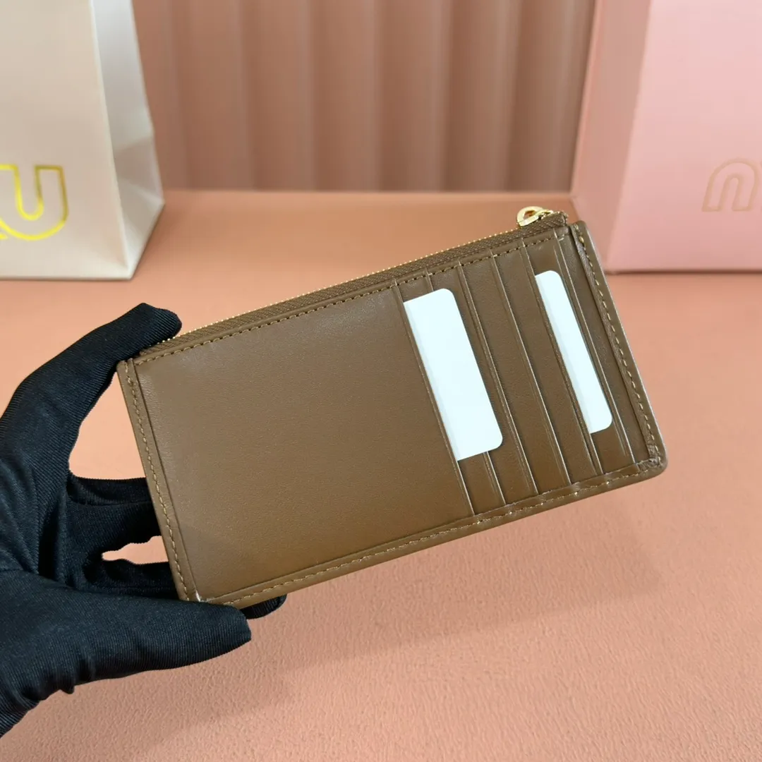 p520. 💋💋💋【Full set of packaging at the counter】🔥 MM💗pocket wallet💗The latest version of the card holder, model: 5MB006 caramel color🔥🆕🆕💃💃top imported lambskin material🐮👋Matelasse pattern, zipper closure, miu logo hot stamping inside 💞Six card slots on the back, 💅💅 size: 8X15.