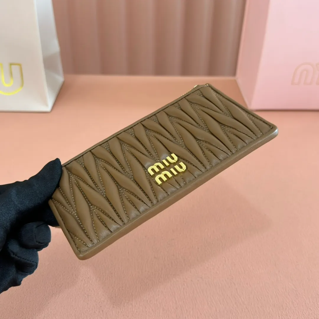 p520. 💋💋💋【Full set of packaging at the counter】🔥 MM💗pocket wallet💗The latest version of the card holder, model: 5MB006 caramel color🔥🆕🆕💃💃top imported lambskin material🐮👋Matelasse pattern, zipper closure, miu logo hot stamping inside 💞Six card slots on the back, 💅💅 size: 8X15.