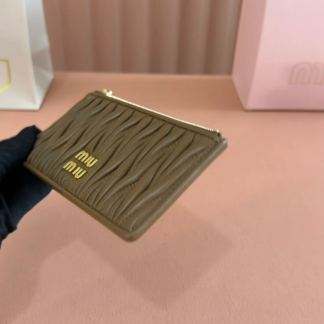 p520. 💋💋💋【Full set of packaging at the counter】🔥 MM💗pocket wallet💗The latest version of the card holder, model: 5MB006 caramel color🔥🆕🆕💃💃top imported lambskin material🐮👋Matelasse pattern, zipper closure, miu logo hot stamping inside 💞Six card slots on the back, 💅💅 size: 8X15.