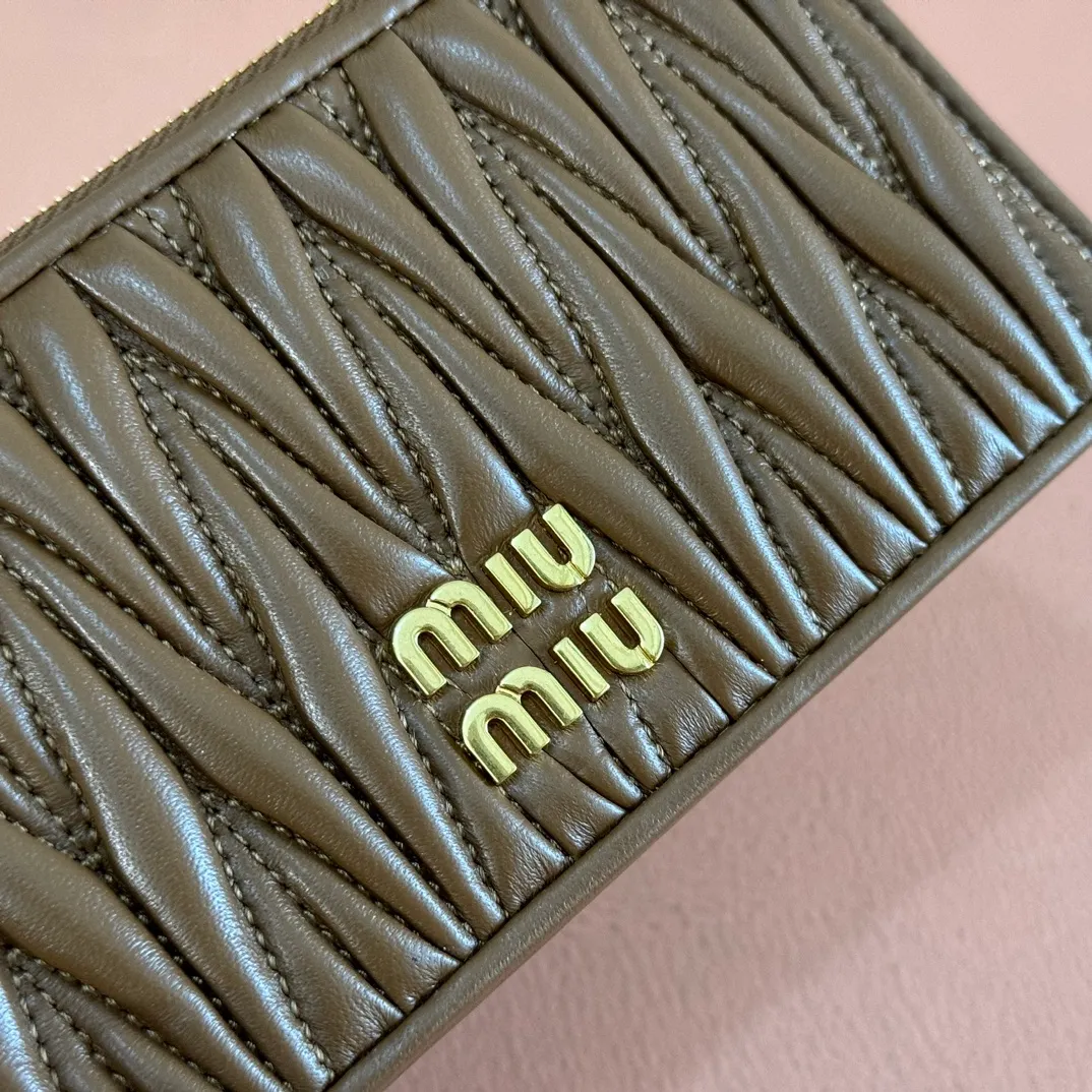 p520. 💋💋💋【Full set of packaging at the counter】🔥 MM💗pocket wallet💗The latest version of the card holder, model: 5MB006 caramel color🔥🆕🆕💃💃top imported lambskin material🐮👋Matelasse pattern, zipper closure, miu logo hot stamping inside 💞Six card slots on the back, 💅💅 size: 8X15.