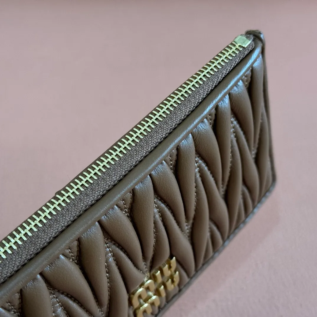 p520. 💋💋💋【Full set of packaging at the counter】🔥 MM💗pocket wallet💗The latest version of the card holder, model: 5MB006 caramel color🔥🆕🆕💃💃top imported lambskin material🐮👋Matelasse pattern, zipper closure, miu logo hot stamping inside 💞Six card slots on the back, 💅💅 size: 8X15.