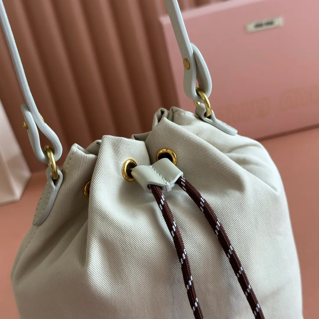 p960💋💋💋 [Configured with full package at the counter] 5NR038, new canvas bucket bag, made of twill waterproof canvas fabric, high-end and practical texture, iconic embroidered micro-label on the front, unique colorful woven drawstring at the bag mouth, the absolute best value for money, can be carried by hand or under the armpit, and you can also wear it with a shoulder strap according to your personal preference, casual and versatile, forged lining, ultra-light, excellent capacity Dimensions: 16 X22.5 X10.5 cm