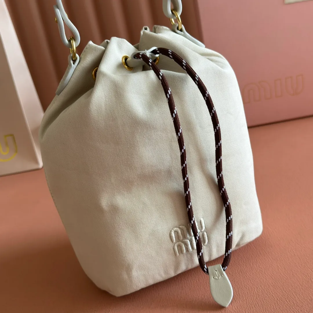p960💋💋💋 [Configured with full package at the counter] 5NR038, new canvas bucket bag, made of twill waterproof canvas fabric, high-end and practical texture, iconic embroidered micro-label on the front, unique colorful woven drawstring at the bag mouth, the absolute best value for money, can be carried by hand or under the armpit, and you can also wear it with a shoulder strap according to your personal preference, casual and versatile, forged lining, ultra-light, excellent capacity Dimensions: 16 X22.5 X10.5 cm