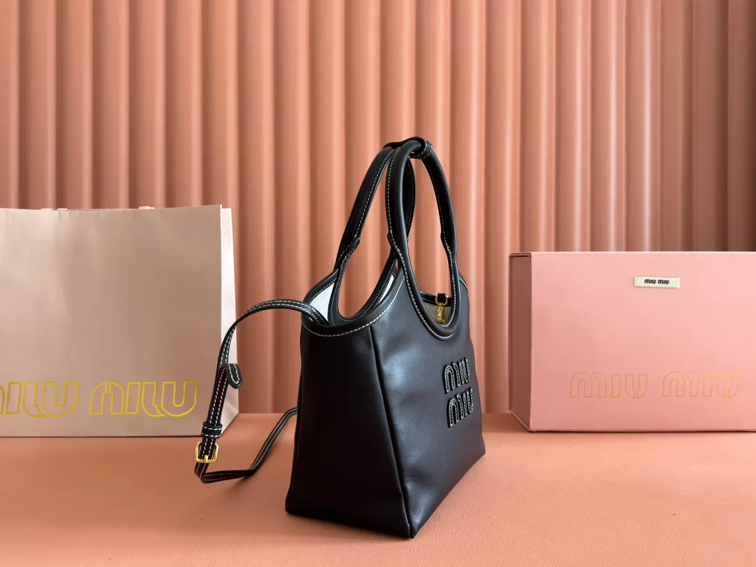 p1560. 💋💋💋【Full set of packaging at the counter】MIU’s new IVY handbag. Simple lines, urban style and high-quality leather are the key words of this new IVY handbag. It adopts an exquisite design and is embellished with letter logo, highlighting the classic style. Detachable and adjustable shoulder strap. Gold-tone hardware. Lettering logo on front, fabric lining, double zip pockets. Model: 5BA284g color Size: 22*12*23.5cm