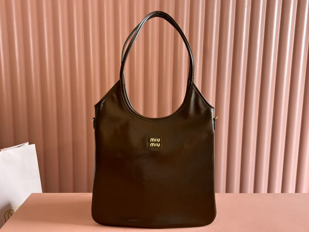 p1560💋💋💋【Configuring full counter package】Miu Women's IVY Cowhide Tote Shoulder Bag This classic tote bag is decorated with the Miu Miu letter logo, which highlights the classic style and is very recognizable. Simple underarm tote bag 🖤 The same color leather letter logo adds a unique and classic style! Gold hardware, leather lettering logo on front! Lined with zip pocket accents! Size: 35x40cm Style number: 5bg231