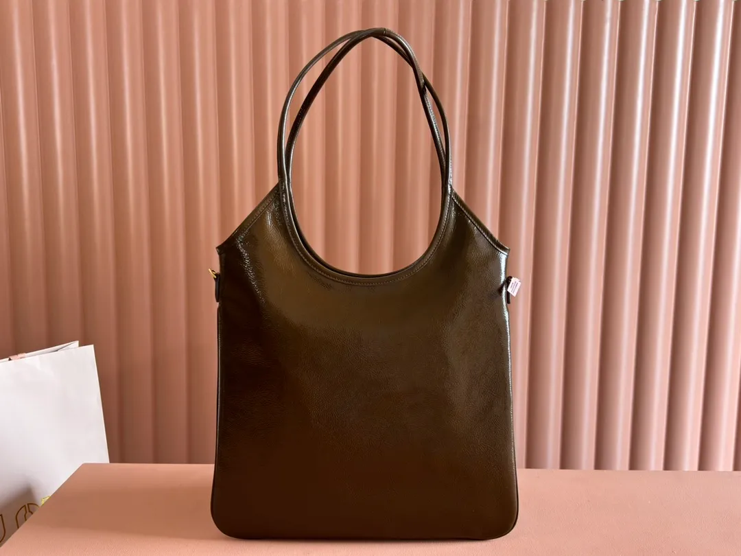p1560💋💋💋【Configuring full counter package】Miu Women's IVY Cowhide Tote Shoulder Bag This classic tote bag is decorated with the Miu Miu letter logo, which highlights the classic style and is very recognizable. Simple underarm tote bag 🖤 The same color leather letter logo adds a unique and classic style! Gold hardware, leather lettering logo on front! Lined with zip pocket accents! Size: 35x40cm Style number: 5bg231