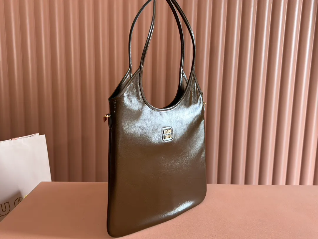 p1560💋💋💋【Configuring full counter package】Miu Women's IVY Cowhide Tote Shoulder Bag This classic tote bag is decorated with the Miu Miu letter logo, which highlights the classic style and is very recognizable. Simple underarm tote bag 🖤 The same color leather letter logo adds a unique and classic style! Gold hardware, leather lettering logo on front! Lined with zip pocket accents! Size: 35x40cm Style number: 5bg231