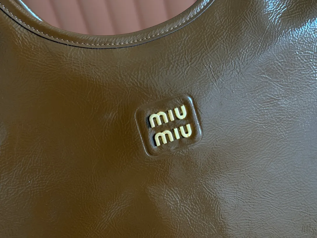 p1560💋💋💋【Configuring full counter package】Miu Women's IVY Cowhide Tote Shoulder Bag This classic tote bag is decorated with the Miu Miu letter logo, which highlights the classic style and is very recognizable. Simple underarm tote bag 🖤 The same color leather letter logo adds a unique and classic style! Gold hardware, leather lettering logo on front! Lined with zip pocket accents! Size: 35x40cm Style number: 5bg231