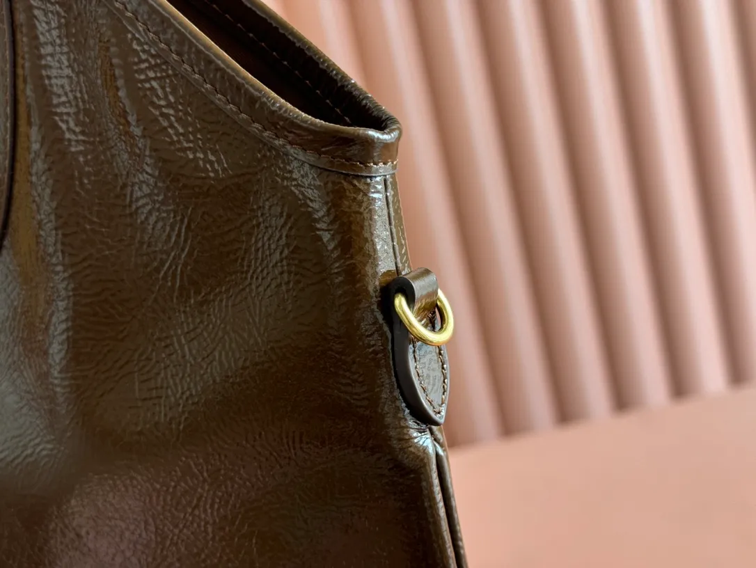 p1560💋💋💋【Configuring full counter package】Miu Women's IVY Cowhide Tote Shoulder Bag This classic tote bag is decorated with the Miu Miu letter logo, which highlights the classic style and is very recognizable. Simple underarm tote bag 🖤 The same color leather letter logo adds a unique and classic style! Gold hardware, leather lettering logo on front! Lined with zip pocket accents! Size: 35x40cm Style number: 5bg231