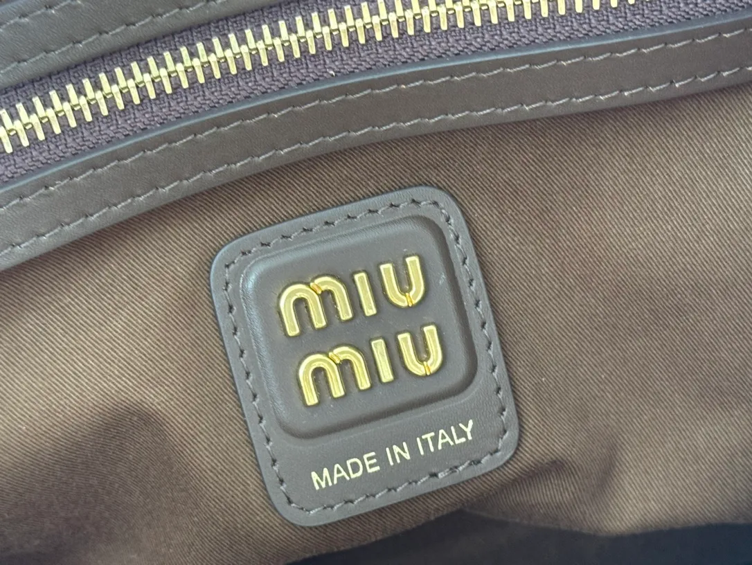 p1560💋💋💋【Configuring full counter package】Miu Women's IVY Cowhide Tote Shoulder Bag This classic tote bag is decorated with the Miu Miu letter logo, which highlights the classic style and is very recognizable. Simple underarm tote bag 🖤 The same color leather letter logo adds a unique and classic style! Gold hardware, leather lettering logo on front! Lined with zip pocket accents! Size: 35x40cm Style number: 5bg231