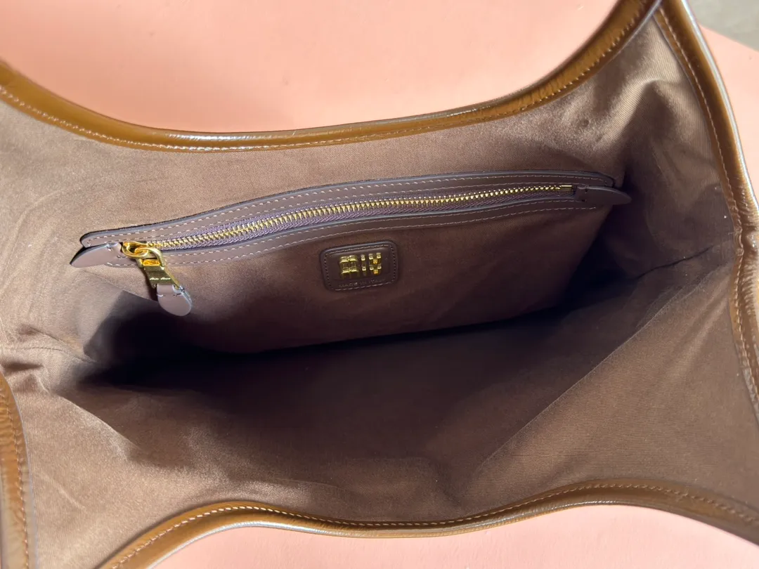 p1560💋💋💋【Configuring full counter package】Miu Women's IVY Cowhide Tote Shoulder Bag This classic tote bag is decorated with the Miu Miu letter logo, which highlights the classic style and is very recognizable. Simple underarm tote bag 🖤 The same color leather letter logo adds a unique and classic style! Gold hardware, leather lettering logo on front! Lined with zip pocket accents! Size: 35x40cm Style number: 5bg231