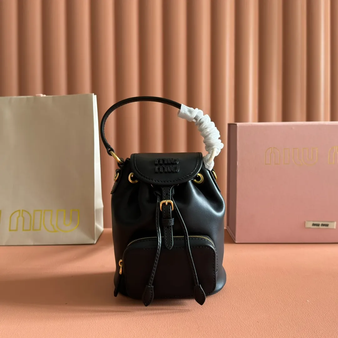 p1700💋💋💋【Configured with full counter package】MIU new college-style mini backpack: 5BZ045, ultra-high-quality calfskin with thick wear-resistant linen blend lining. This leather backpack adopts a campus-style design, blending exquisite craftsmanship with a casual attitude. The unique multi-pocket design highlights the M The fashionable and interesting spirit of lU handbags, classic leather shoulder straps and shoulder straps, a great tool for wearing: with white T jeans, with khaki windbreakers, with casual sportswear... The style is versatile, and the universe can be accommodated inside: iPad, folding umbrella, cosmetic bag, practical, lightweight and full of luxury. Size: 14X17X8cm