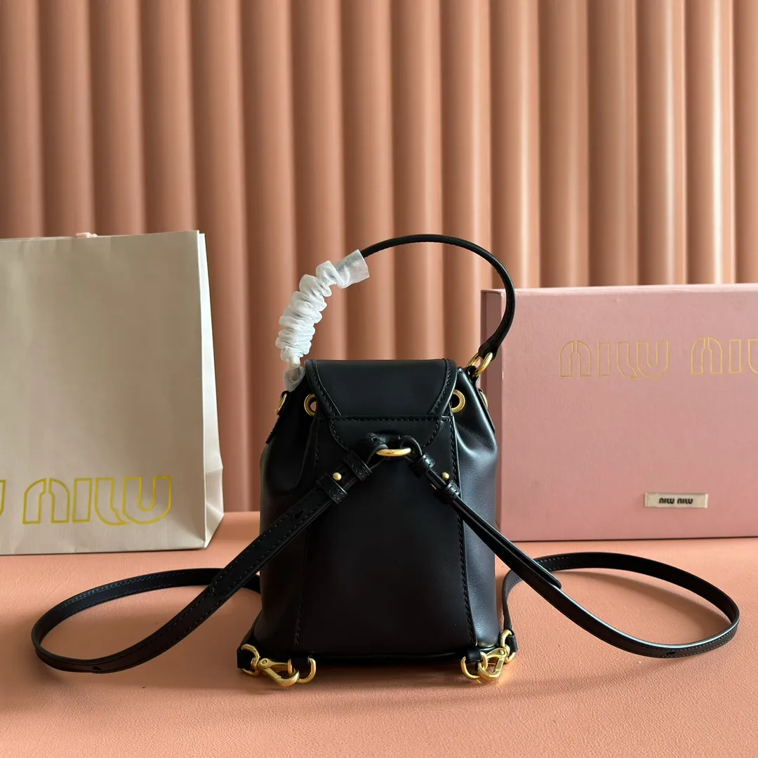 p1700💋💋💋【Configured with full counter package】MIU new college-style mini backpack: 5BZ045, ultra-high-quality calfskin with thick wear-resistant linen blend lining. This leather backpack adopts a campus-style design, blending exquisite craftsmanship with a casual attitude. The unique multi-pocket design highlights the M The fashionable and interesting spirit of lU handbags, classic leather shoulder straps and shoulder straps, a great tool for wearing: with white T jeans, with khaki windbreakers, with casual sportswear... The style is versatile, and the universe can be accommodated inside: iPad, folding umbrella, cosmetic bag, practical, lightweight and full of luxury. Size: 14X17X8cm