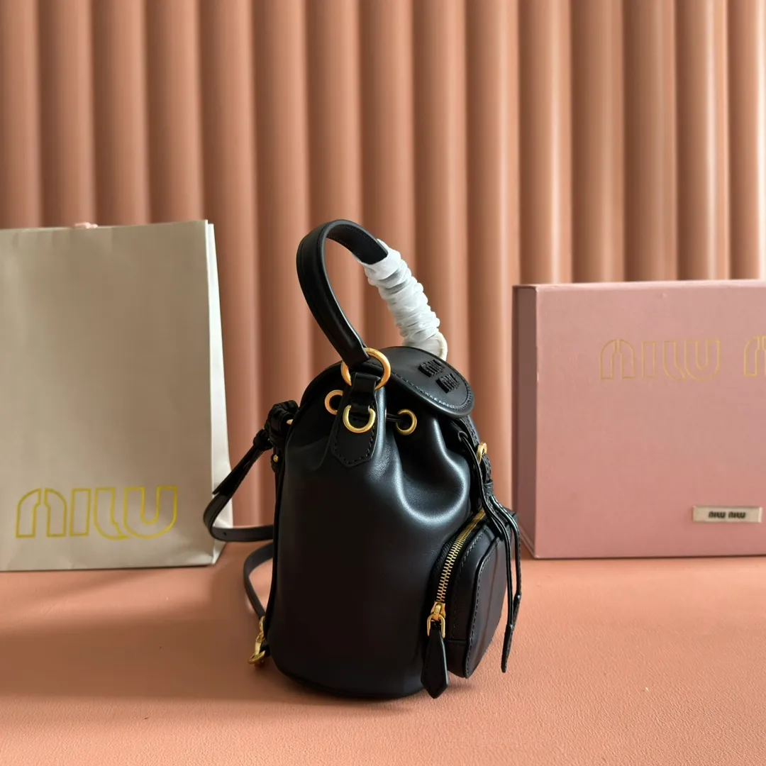 p1700💋💋💋【Configured with full counter package】MIU new college-style mini backpack: 5BZ045, ultra-high-quality calfskin with thick wear-resistant linen blend lining. This leather backpack adopts a campus-style design, blending exquisite craftsmanship with a casual attitude. The unique multi-pocket design highlights the M The fashionable and interesting spirit of lU handbags, classic leather shoulder straps and shoulder straps, a great tool for wearing: with white T jeans, with khaki windbreakers, with casual sportswear... The style is versatile, and the universe can be accommodated inside: iPad, folding umbrella, cosmetic bag, practical, lightweight and full of luxury. Size: 14X17X8cm