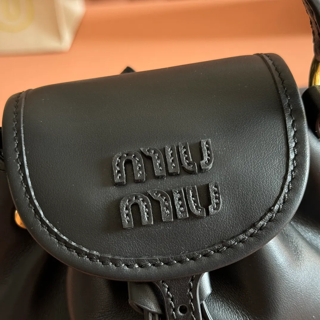p1700💋💋💋【Configured with full counter package】MIU new college-style mini backpack: 5BZ045, ultra-high-quality calfskin with thick wear-resistant linen blend lining. This leather backpack adopts a campus-style design, blending exquisite craftsmanship with a casual attitude. The unique multi-pocket design highlights the M The fashionable and interesting spirit of lU handbags, classic leather shoulder straps and shoulder straps, a great tool for wearing: with white T jeans, with khaki windbreakers, with casual sportswear... The style is versatile, and the universe can be accommodated inside: iPad, folding umbrella, cosmetic bag, practical, lightweight and full of luxury. Size: 14X17X8cm