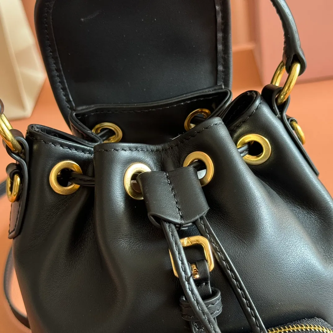 p1700💋💋💋【Configured with full counter package】MIU new college-style mini backpack: 5BZ045, ultra-high-quality calfskin with thick wear-resistant linen blend lining. This leather backpack adopts a campus-style design, blending exquisite craftsmanship with a casual attitude. The unique multi-pocket design highlights the M The fashionable and interesting spirit of lU handbags, classic leather shoulder straps and shoulder straps, a great tool for wearing: with white T jeans, with khaki windbreakers, with casual sportswear... The style is versatile, and the universe can be accommodated inside: iPad, folding umbrella, cosmetic bag, practical, lightweight and full of luxury. Size: 14X17X8cm