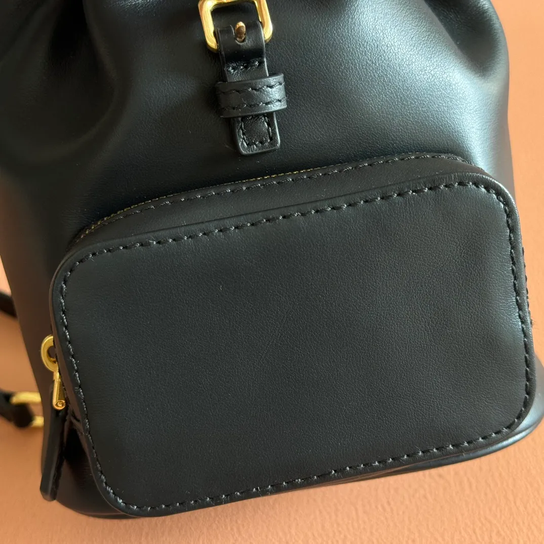 p1700💋💋💋【Configured with full counter package】MIU new college-style mini backpack: 5BZ045, ultra-high-quality calfskin with thick wear-resistant linen blend lining. This leather backpack adopts a campus-style design, blending exquisite craftsmanship with a casual attitude. The unique multi-pocket design highlights the M The fashionable and interesting spirit of lU handbags, classic leather shoulder straps and shoulder straps, a great tool for wearing: with white T jeans, with khaki windbreakers, with casual sportswear... The style is versatile, and the universe can be accommodated inside: iPad, folding umbrella, cosmetic bag, practical, lightweight and full of luxury. Size: 14X17X8cm