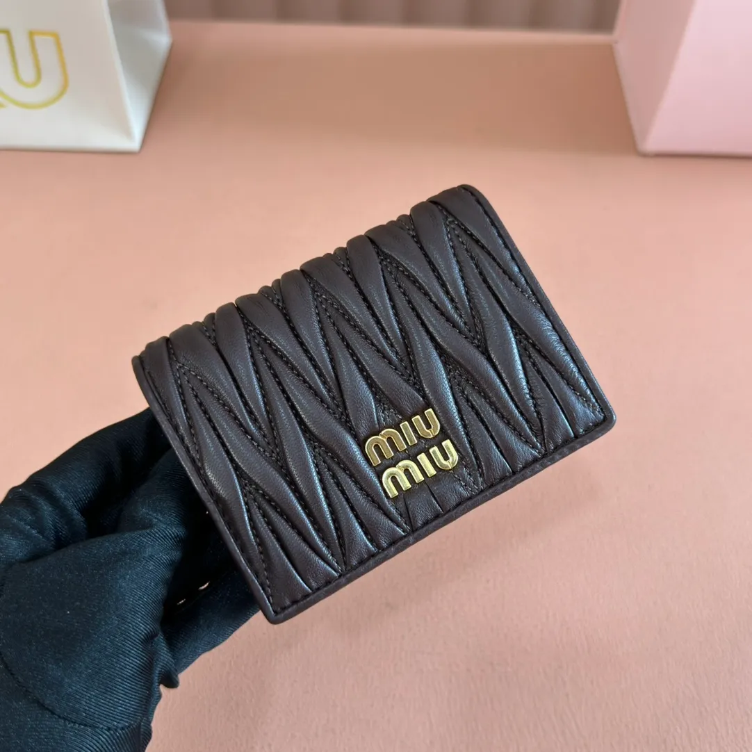 p460. 💋💋💋【Full set of packaging at the counter】🔥 MM latest version pocket wallet💗pocket wallet💗New small wallet at the counter🔥Model: 5MV20 Shi Mu Nan🆕🆕💃💃It is made of imported top-grade sheepskin inside and outside🐮💞Hundred-yuan bills, bank cards, coins, and change can all be collected in it💅💅Size: 11.5 X8 cm.