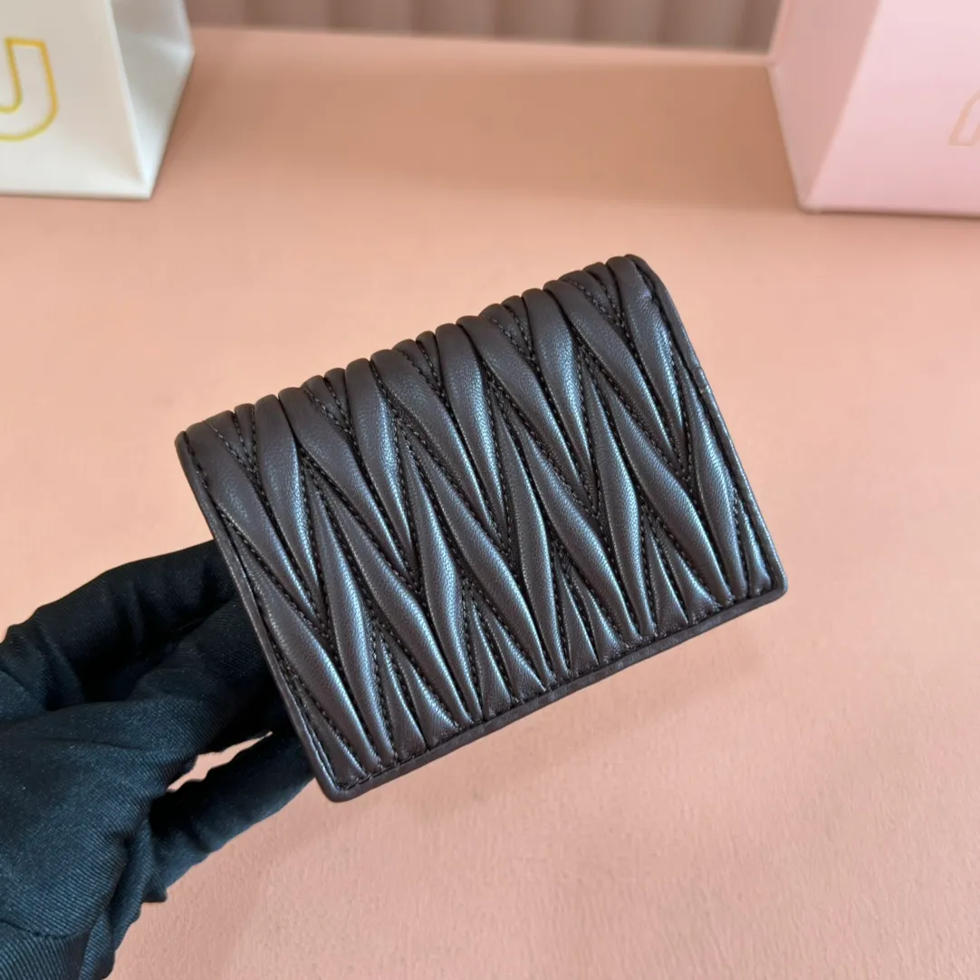 p460. 💋💋💋【Full set of packaging at the counter】🔥 MM latest version pocket wallet💗pocket wallet💗New small wallet at the counter🔥Model: 5MV20 Shi Mu Nan🆕🆕💃💃It is made of imported top-grade sheepskin inside and outside🐮💞Hundred-yuan bills, bank cards, coins, and change can all be collected in it💅💅Size: 11.5 X8 cm.