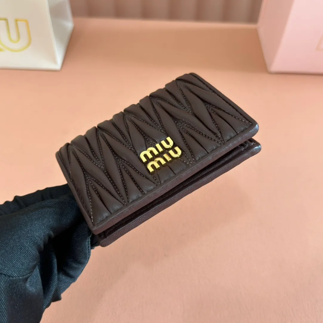 p460. 💋💋💋【Full set of packaging at the counter】🔥 MM latest version pocket wallet💗pocket wallet💗New small wallet at the counter🔥Model: 5MV20 Shi Mu Nan🆕🆕💃💃It is made of imported top-grade sheepskin inside and outside🐮💞Hundred-yuan bills, bank cards, coins, and change can all be collected in it💅💅Size: 11.5 X8 cm.