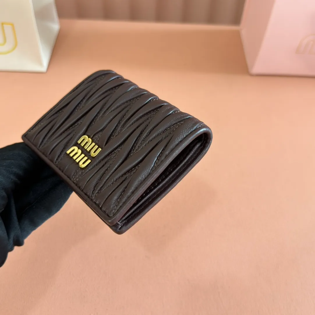 p460. 💋💋💋【Full set of packaging at the counter】🔥 MM latest version pocket wallet💗pocket wallet💗New small wallet at the counter🔥Model: 5MV20 Shi Mu Nan🆕🆕💃💃It is made of imported top-grade sheepskin inside and outside🐮💞Hundred-yuan bills, bank cards, coins, and change can all be collected in it💅💅Size: 11.5 X8 cm.