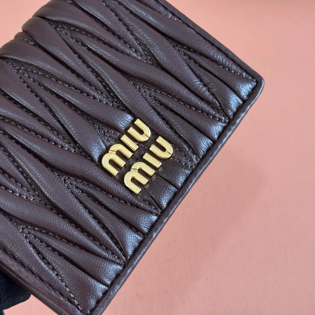 p460. 💋💋💋【Full set of packaging at the counter】🔥 MM latest version pocket wallet💗pocket wallet💗New small wallet at the counter🔥Model: 5MV20 Shi Mu Nan🆕🆕💃💃It is made of imported top-grade sheepskin inside and outside🐮💞Hundred-yuan bills, bank cards, coins, and change can all be collected in it💅💅Size: 11.5 X8 cm.