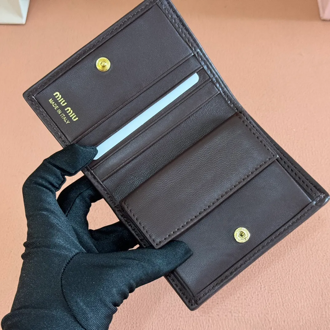 p460. 💋💋💋【Full set of packaging at the counter】🔥 MM latest version pocket wallet💗pocket wallet💗New small wallet at the counter🔥Model: 5MV20 Shi Mu Nan🆕🆕💃💃It is made of imported top-grade sheepskin inside and outside🐮💞Hundred-yuan bills, bank cards, coins, and change can all be collected in it💅💅Size: 11.5 X8 cm.