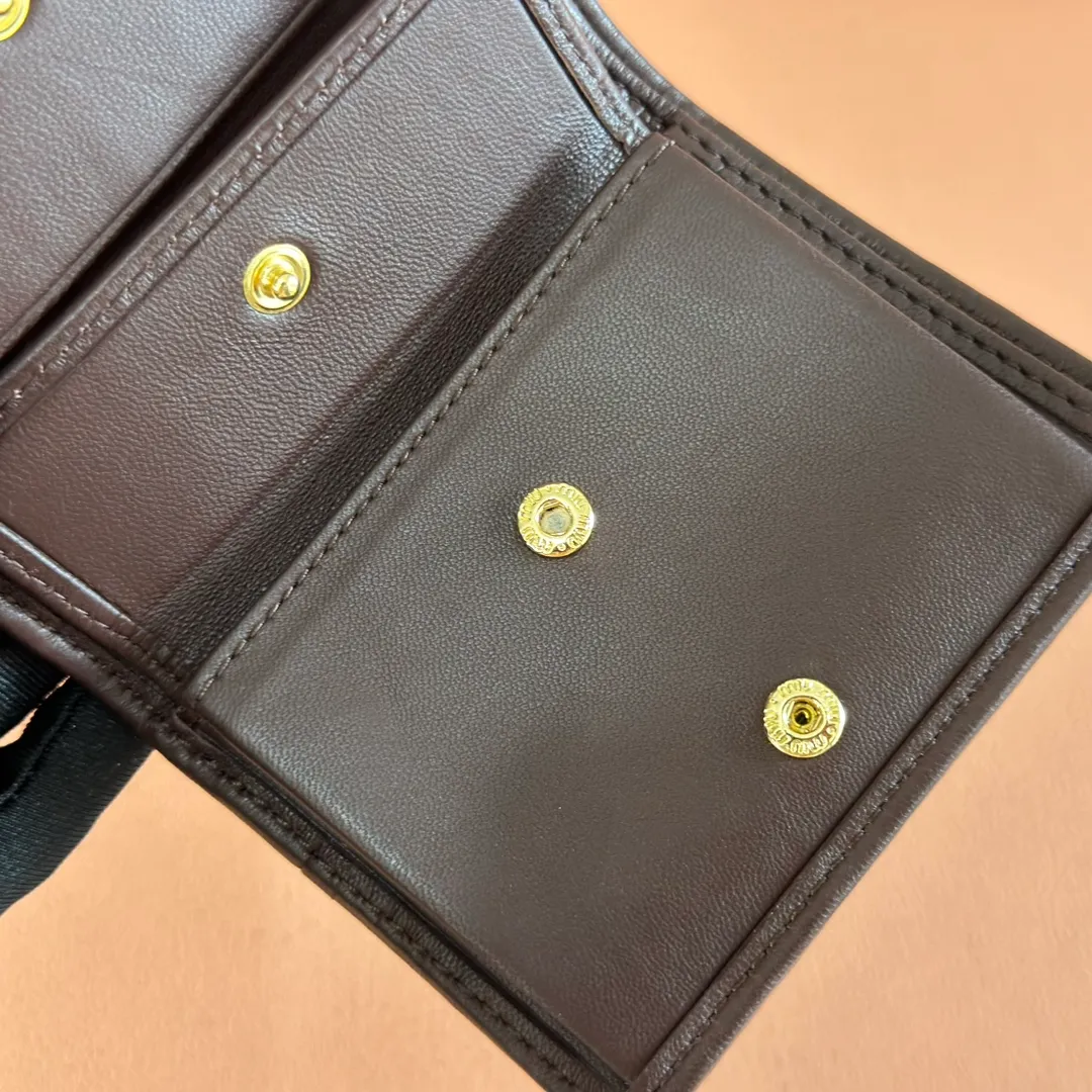 p460. 💋💋💋【Full set of packaging at the counter】🔥 MM latest version pocket wallet💗pocket wallet💗New small wallet at the counter🔥Model: 5MV20 Shi Mu Nan🆕🆕💃💃It is made of imported top-grade sheepskin inside and outside🐮💞Hundred-yuan bills, bank cards, coins, and change can all be collected in it💅💅Size: 11.5 X8 cm.