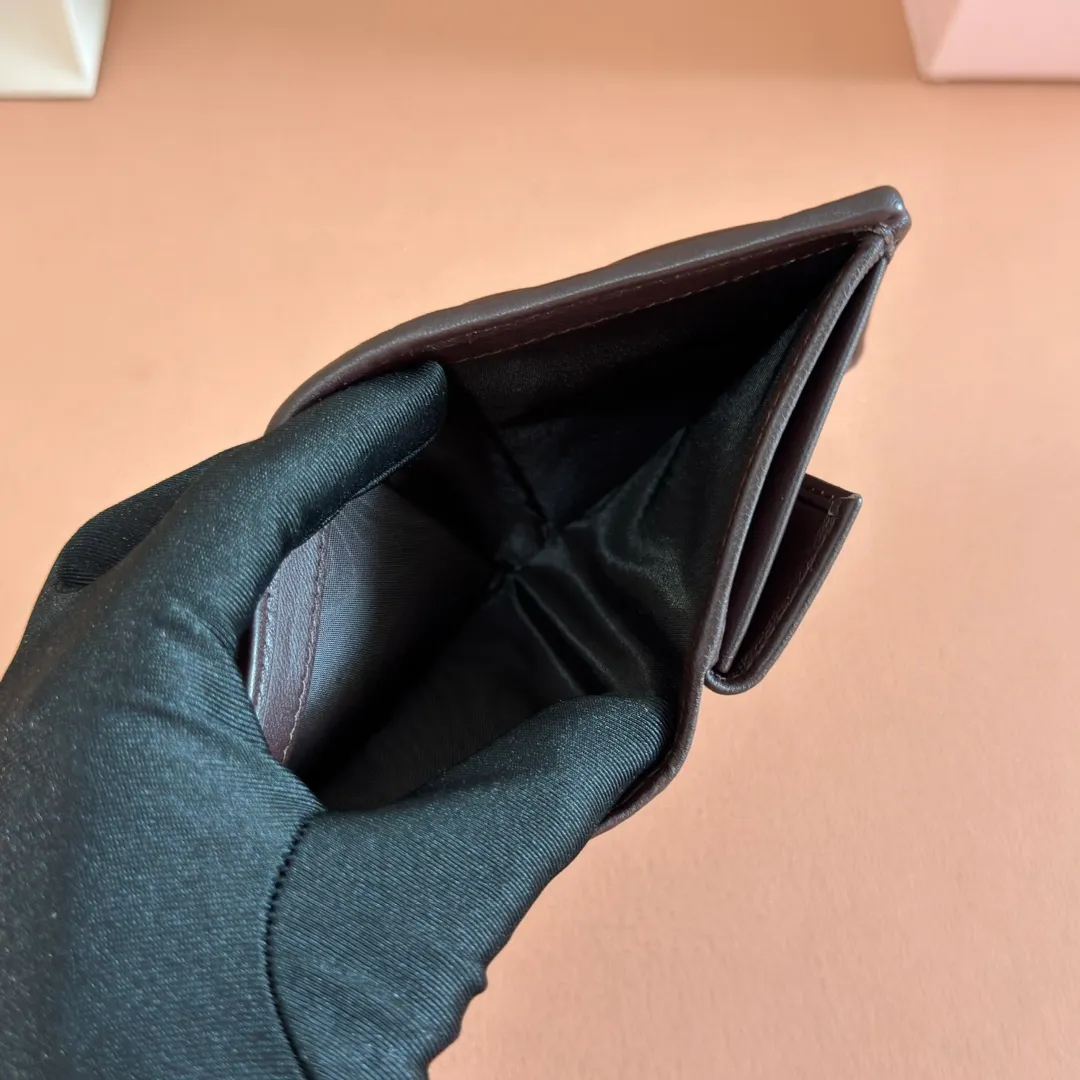 p460. 💋💋💋【Full set of packaging at the counter】🔥 MM latest version pocket wallet💗pocket wallet💗New small wallet at the counter🔥Model: 5MV20 Shi Mu Nan🆕🆕💃💃It is made of imported top-grade sheepskin inside and outside🐮💞Hundred-yuan bills, bank cards, coins, and change can all be collected in it💅💅Size: 11.5 X8 cm.