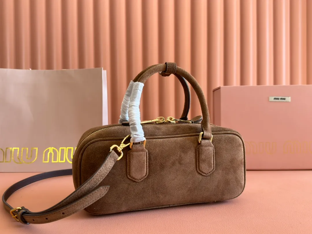 💋💋💋p1600【Premium hardware original leather】Arcadie cow leather medium (27cm) bowling handbag/crossbody bag ~ cognac color cowhide This Arcadic handbag demonstrates the unique concept that fashion is a tool that translates the reflection of reality into material form. The letter logo that complements the finish of the metal hardware accessories is exquisitely crafted and demonstrates a highly recognizable classic style. Dynamic and elegant lines with adjustable and detachable shoulder straps present a practical and versatile design with modern charm. ～Detachable and adjustable shoulder strap ～Zipper closure ～Painted metal letter logo on the front ～Lined with zippered pocket ～Comes with foot studs Size: W27×H12×D9cm No.: 5BB148