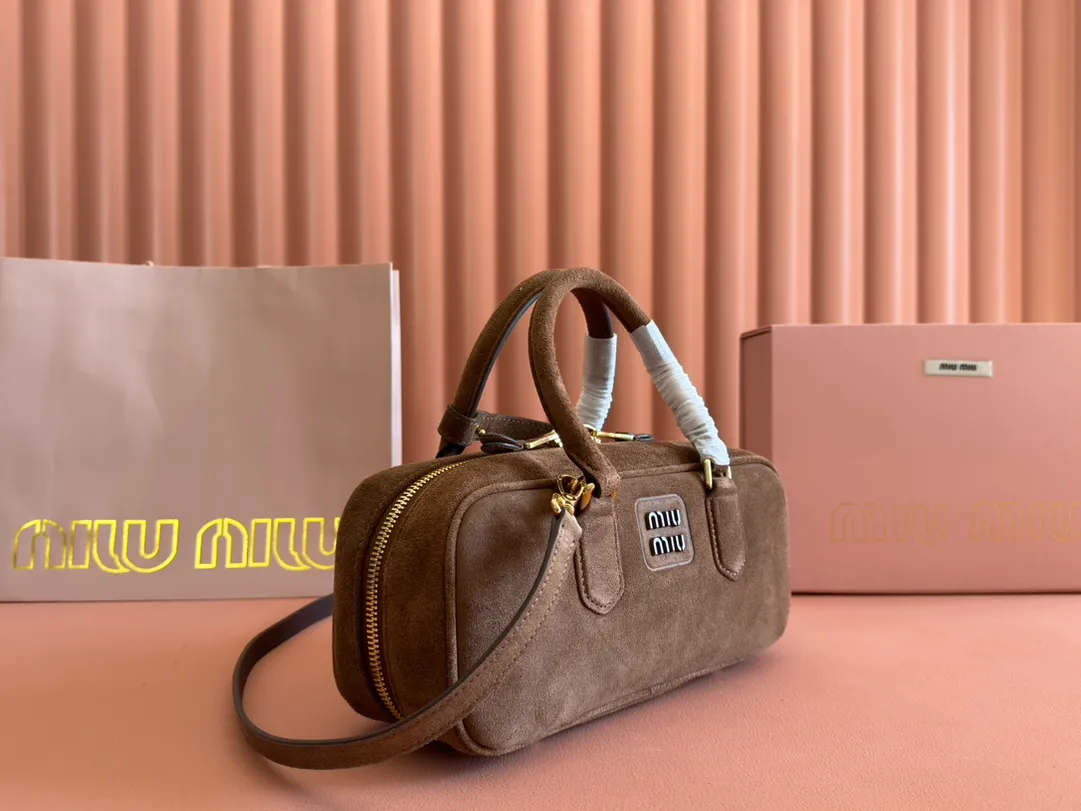 💋💋💋p1600【Premium hardware original leather】Arcadie cow leather medium (27cm) bowling handbag/crossbody bag ~ cognac color cowhide This Arcadic handbag demonstrates the unique concept that fashion is a tool that translates the reflection of reality into material form. The letter logo that complements the finish of the metal hardware accessories is exquisitely crafted and demonstrates a highly recognizable classic style. Dynamic and elegant lines with adjustable and detachable shoulder straps present a practical and versatile design with modern charm. ～Detachable and adjustable shoulder strap ～Zipper closure ～Painted metal letter logo on the front ～Lined with zippered pocket ～Comes with foot studs Size: W27×H12×D9cm No.: 5BB148