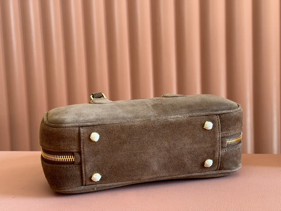 💋💋💋p1600【Premium hardware original leather】Arcadie cow leather medium (27cm) bowling handbag/crossbody bag ~ cognac color cowhide This Arcadic handbag demonstrates the unique concept that fashion is a tool that translates the reflection of reality into material form. The letter logo that complements the finish of the metal hardware accessories is exquisitely crafted and demonstrates a highly recognizable classic style. Dynamic and elegant lines with adjustable and detachable shoulder straps present a practical and versatile design with modern charm. ～Detachable and adjustable shoulder strap ～Zipper closure ～Painted metal letter logo on the front ～Lined with zippered pocket ～Comes with foot studs Size: W27×H12×D9cm No.: 5BB148