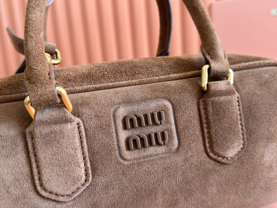 💋💋💋p1600【Premium hardware original leather】Arcadie cow leather medium (27cm) bowling handbag/crossbody bag ~ cognac color cowhide This Arcadic handbag demonstrates the unique concept that fashion is a tool that translates the reflection of reality into material form. The letter logo that complements the finish of the metal hardware accessories is exquisitely crafted and demonstrates a highly recognizable classic style. Dynamic and elegant lines with adjustable and detachable shoulder straps present a practical and versatile design with modern charm. ～Detachable and adjustable shoulder strap ～Zipper closure ～Painted metal letter logo on the front ～Lined with zippered pocket ～Comes with foot studs Size: W27×H12×D9cm No.: 5BB148
