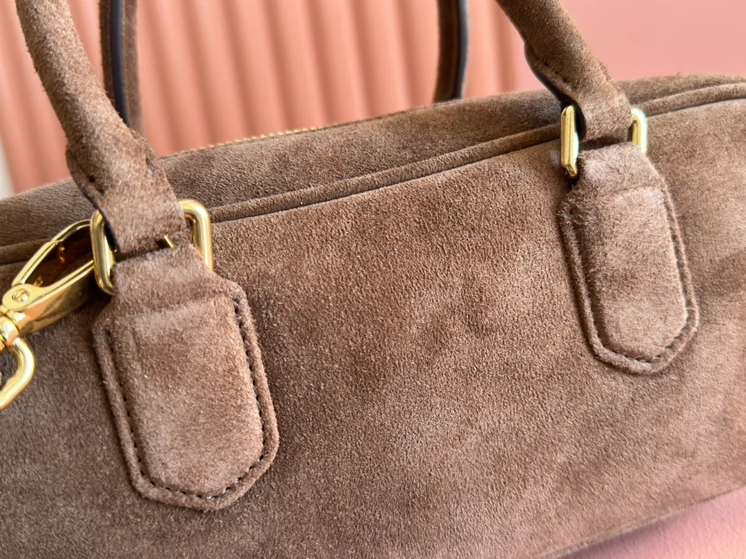 💋💋💋p1600【Premium hardware original leather】Arcadie cow leather medium (27cm) bowling handbag/crossbody bag ~ cognac color cowhide This Arcadic handbag demonstrates the unique concept that fashion is a tool that translates the reflection of reality into material form. The letter logo that complements the finish of the metal hardware accessories is exquisitely crafted and demonstrates a highly recognizable classic style. Dynamic and elegant lines with adjustable and detachable shoulder straps present a practical and versatile design with modern charm. ～Detachable and adjustable shoulder strap ～Zipper closure ～Painted metal letter logo on the front ～Lined with zippered pocket ～Comes with foot studs Size: W27×H12×D9cm No.: 5BB148