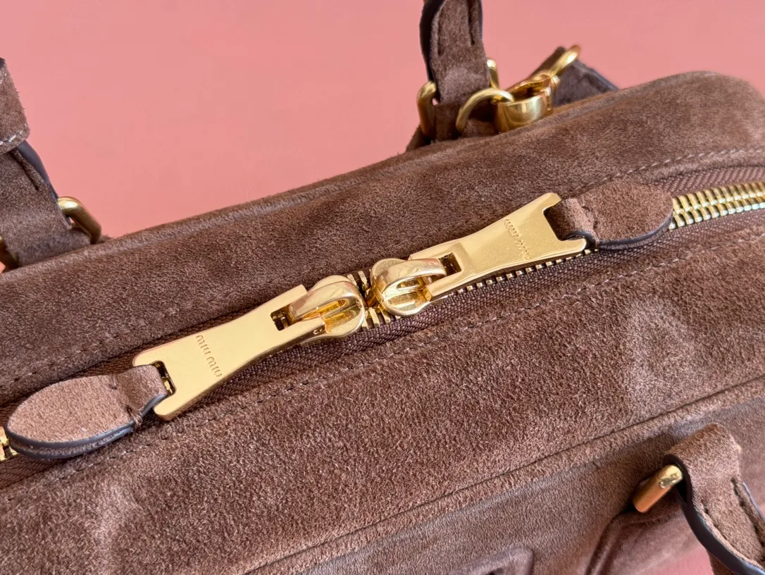 💋💋💋p1600【Premium hardware original leather】Arcadie cow leather medium (27cm) bowling handbag/crossbody bag ~ cognac color cowhide This Arcadic handbag demonstrates the unique concept that fashion is a tool that translates the reflection of reality into material form. The letter logo that complements the finish of the metal hardware accessories is exquisitely crafted and demonstrates a highly recognizable classic style. Dynamic and elegant lines with adjustable and detachable shoulder straps present a practical and versatile design with modern charm. ～Detachable and adjustable shoulder strap ～Zipper closure ～Painted metal letter logo on the front ～Lined with zippered pocket ～Comes with foot studs Size: W27×H12×D9cm No.: 5BB148