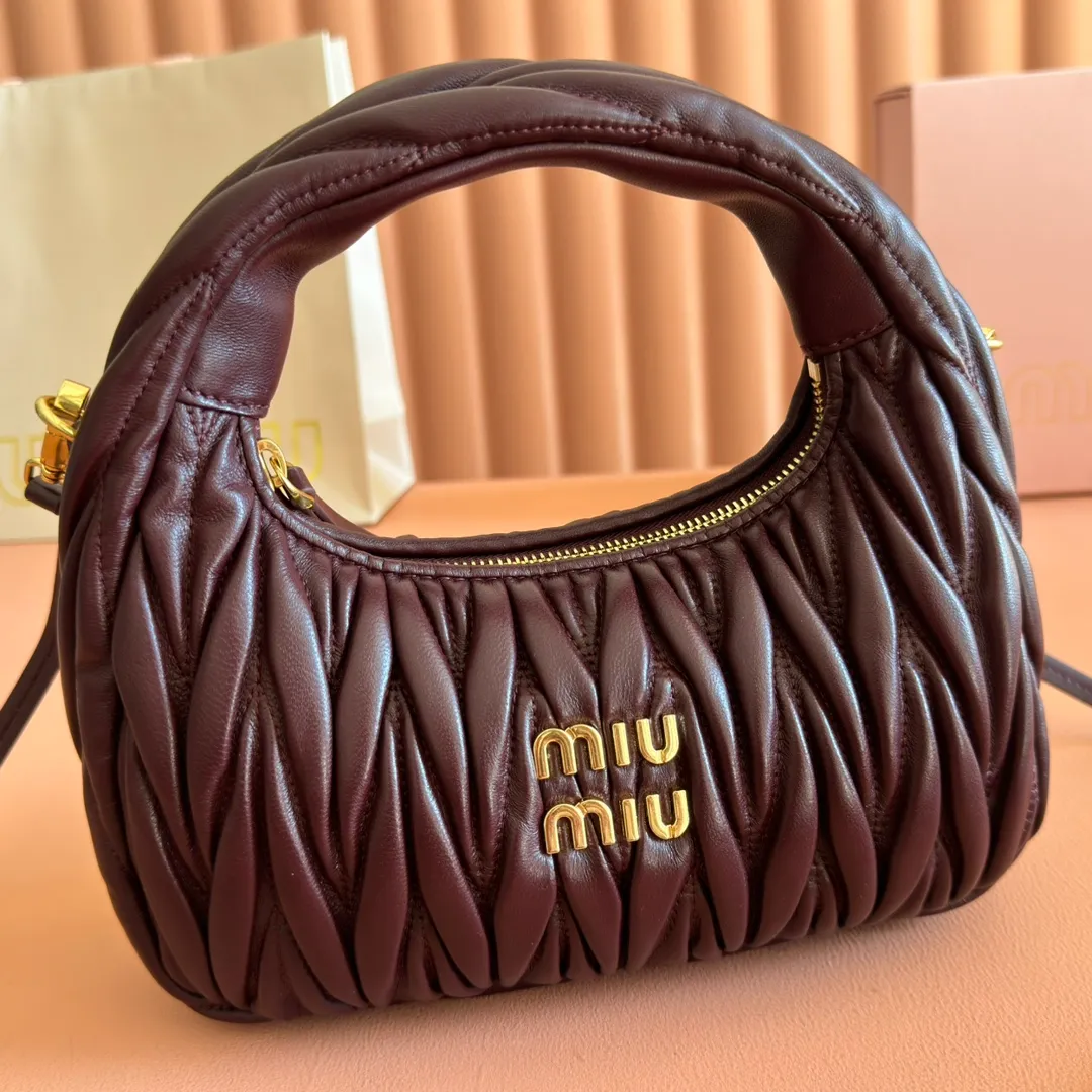 p1560💋💋💋【Premium hardware original leather】Wander Matelasse sheep leather Hobo handbag/crossbody bag ~ Wander handbag has become one of the classic accessories. This mini handbag is made of Matalasse sheep leather, using exquisite craftsmanship to create a three-dimensional effect, showing exquisite elegance. Presenting the Hobo bag style, blending retro style and modern elegance, it has become a new synonym for modern femininity. ～Golden hardware ～Zipper closure ～Metal lettering logo on the front ～Cotton satin lining Size: W20×H17×D6cm Number: _5BC125